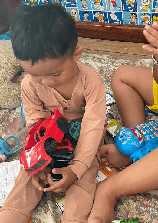 Giving choices dissolves arguments. He chose the red car, the blue phone was left for his sister, and the conflict vanished naturally.